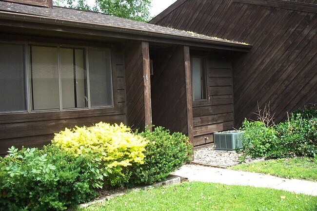 Building Photo - 1010 Village Rd. #6