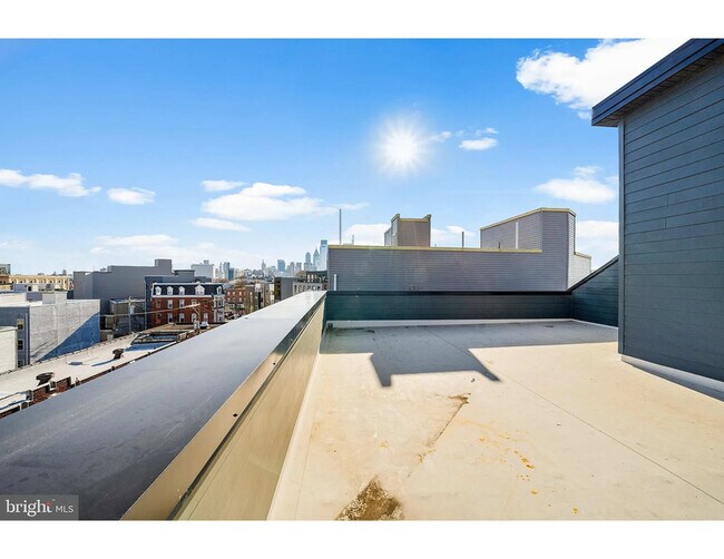 Foto del edificio - 1800 W Girard Ave