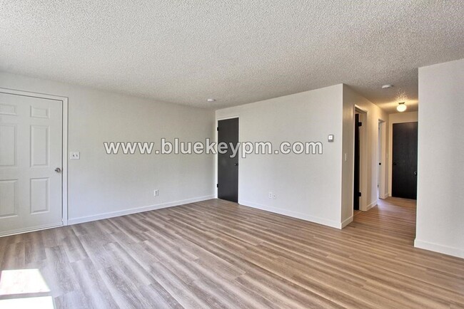 Foto del edificio - Newly Remodeled  2 Bed, 1 Bath Duplex with...