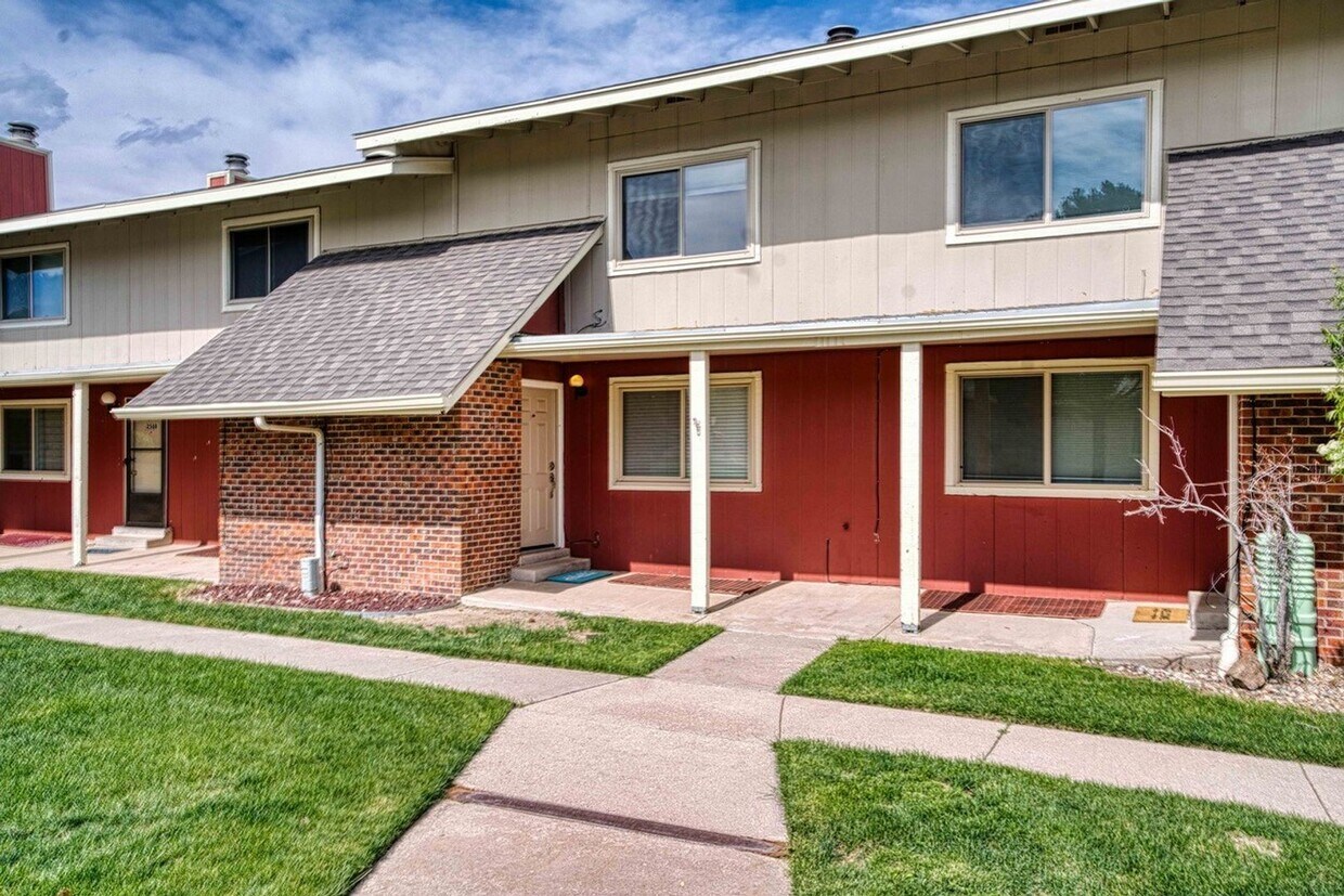 Primary Photo - Move-In Ready Townhome in Desirable Distri...