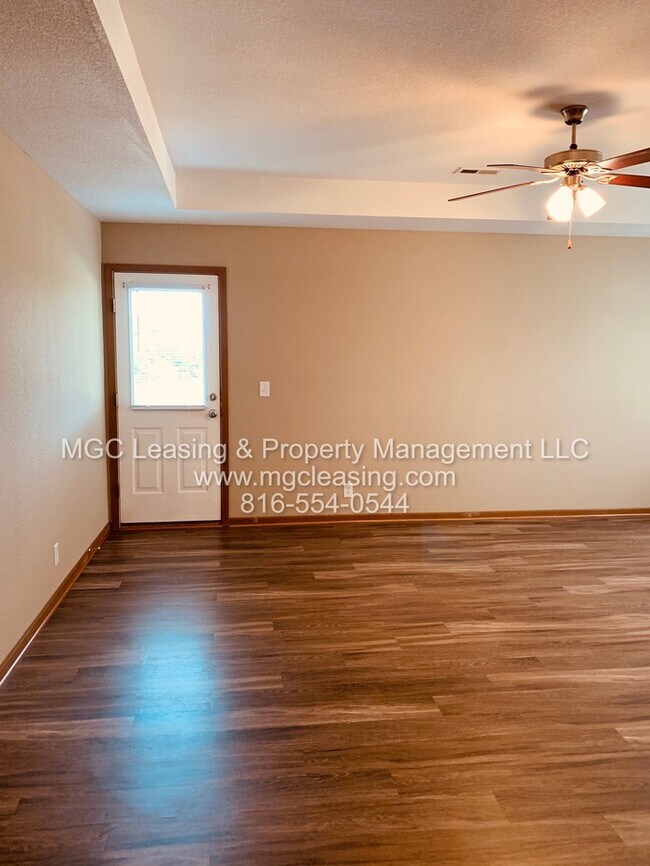 Foto del edificio - Charming Brick Ranch Duplex in the Heart of Lone Jack - Ready Now