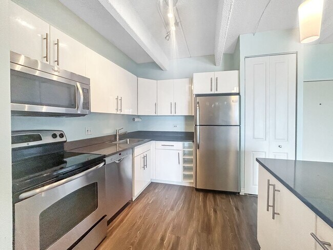 Building Photo - $0 DEPOSIT OPTION. SPACIOUS 12TH-FLOOR 1-B...