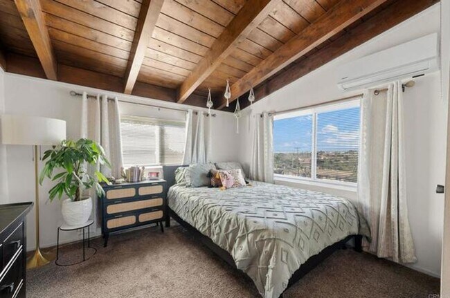 Foto del edificio - Spacious Remodeled Home with Separate Apar...