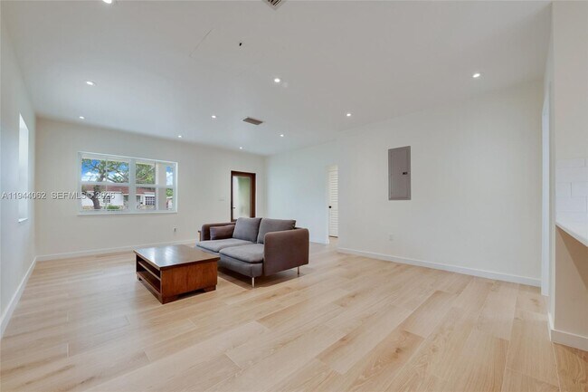 Foto del edificio - 6356 SW 14th St