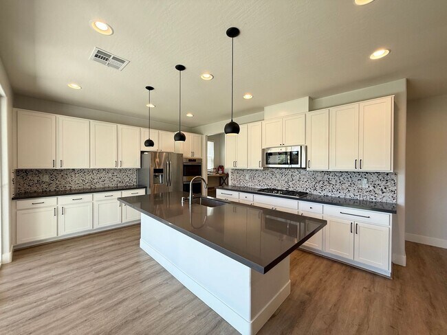 Building Photo - 4/BD 2.5/BA Upgraded Home with Solar, Loft...