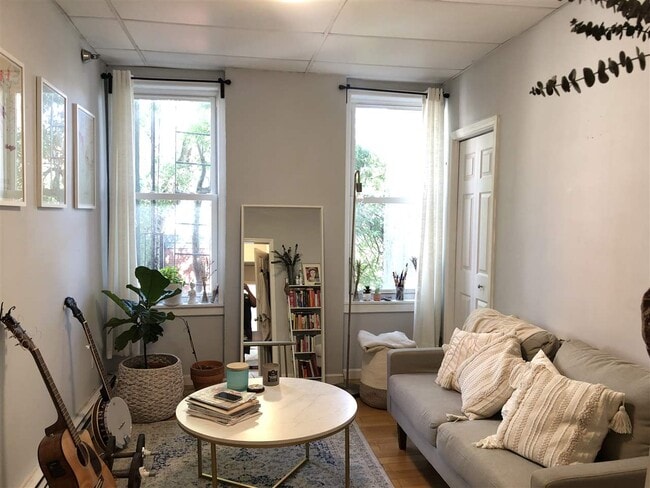 Building Photo - 466 Monmouth St