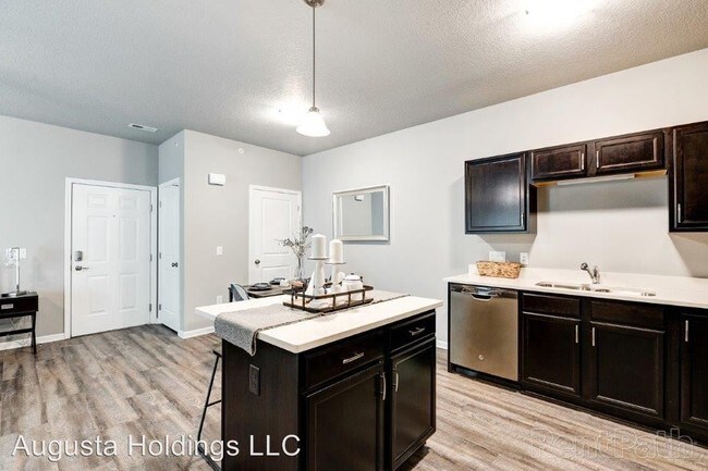 Foto del edificio - 5643 Northeast Lowell Lane