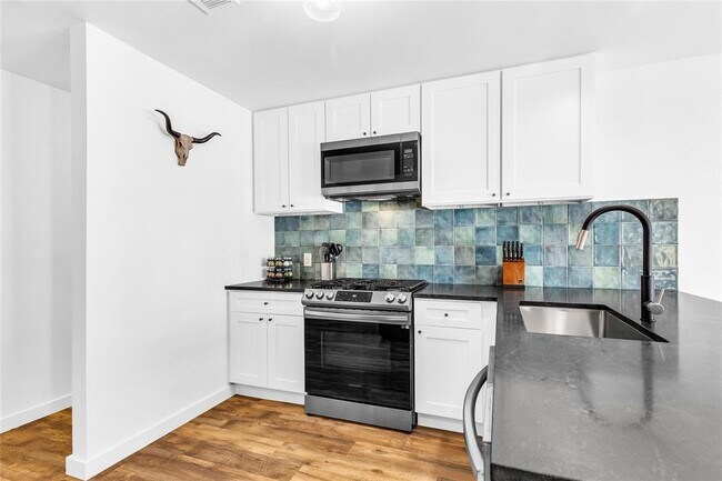 Foto del edificio - 5106 Lambs Ln