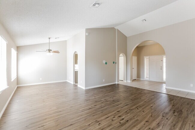 Foto del edificio - 6143 W Harrison St
