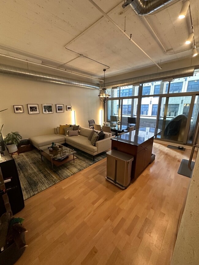 Building Photo - 565 W Quincy St