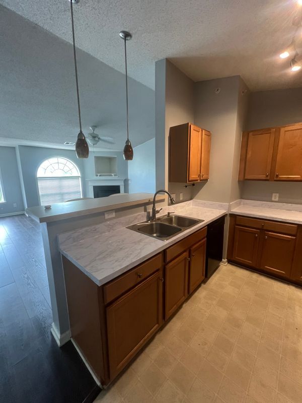 Foto del edificio - 4701 Pennoak Ln