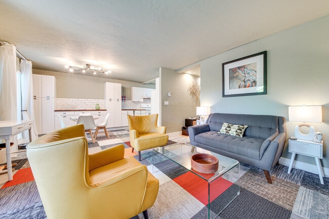 Building Photo - 1425 S Puget Dr