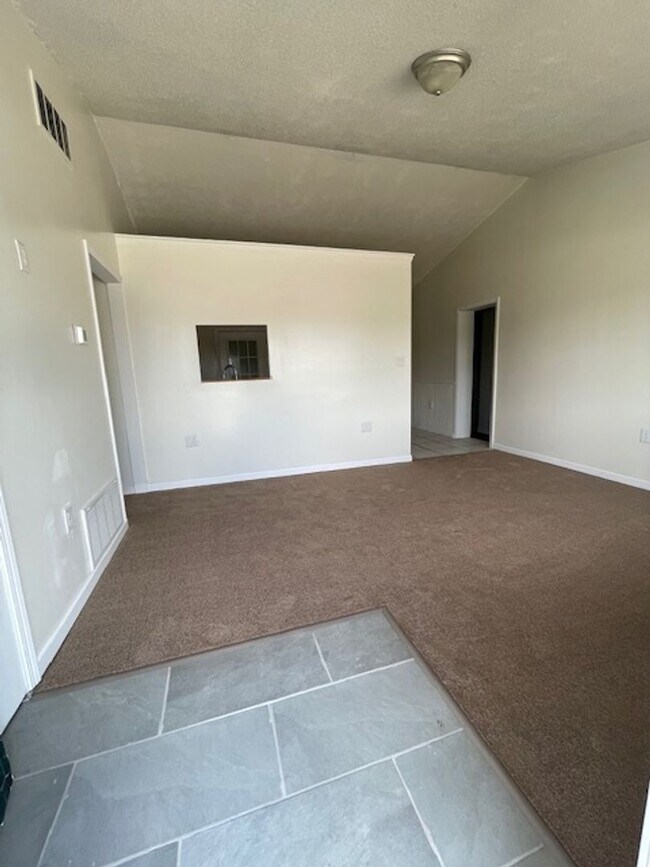 Foto del edificio - 4 Bed 1 Bath Home | Pet Friendly | Washer Dryer Hook Ups | Section 8 Welcome