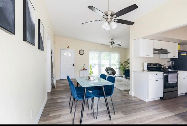 Foto del edificio - 6221 Perrine Dr