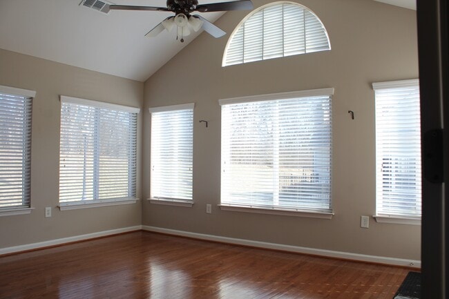 Building Photo - 825 S Browns Ln