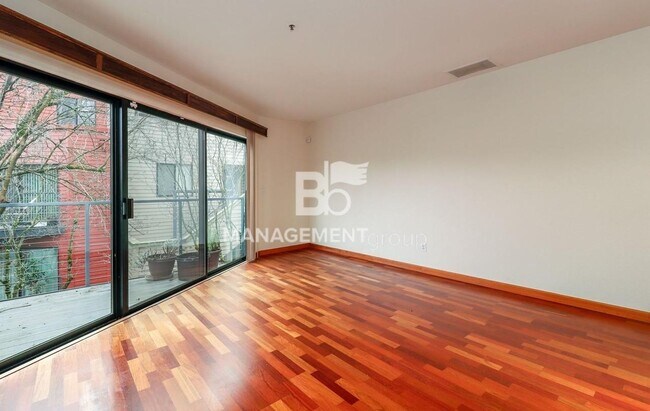 Foto del edificio - Spacious Riverfront Condo- Beautiful Condo w/River View from Bedroom! Parking Included!