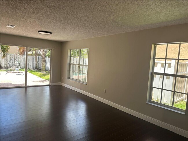Foto del edificio - 13825 NW 22nd St