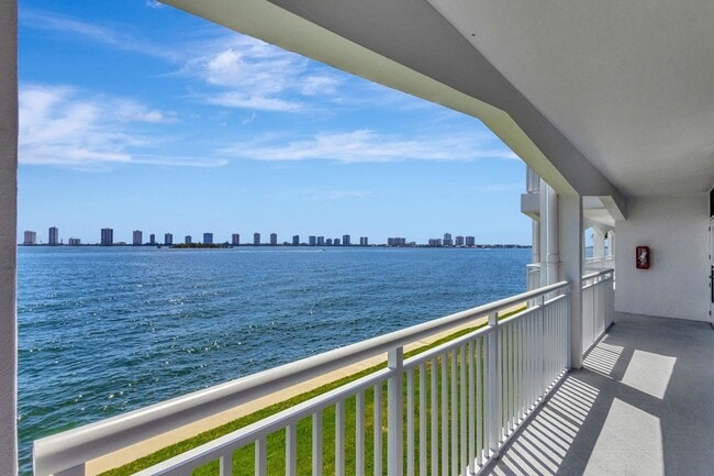 Building Photo - 100 Shore Ct