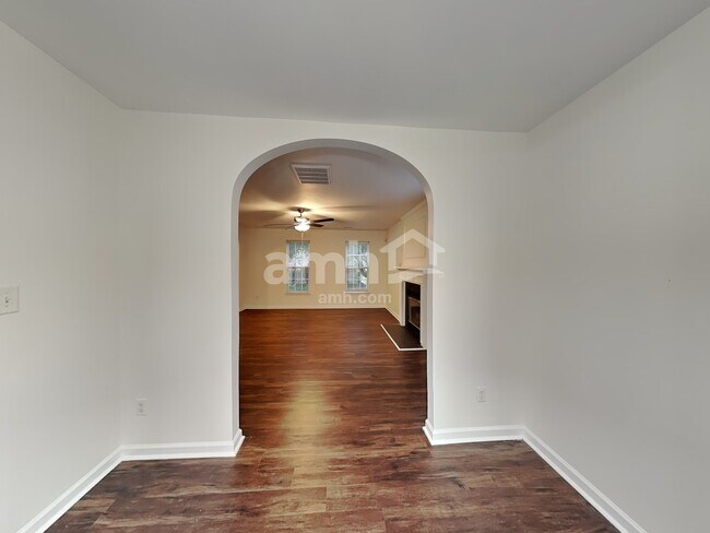 Foto del edificio - 1421 Juniper Hills Ln