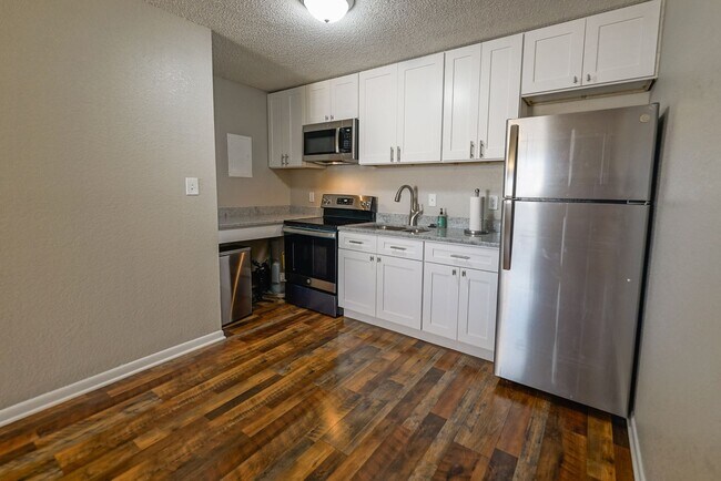 Building Photo - Cozy 1 bedroom 1 bathroom within walking d...