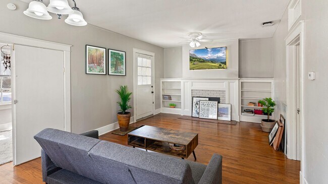 Foto del edificio - Adorable Cottage Just Steps from LSU's Campus and the Lakes!