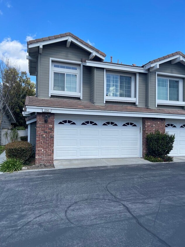 Foto principal - Updated 3BD/2.5BA 2-Story Townhouse in Pri...