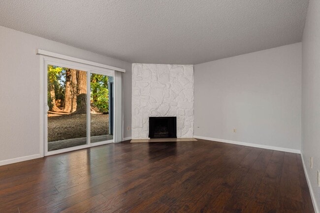 Building Photo - 14022 Juanita Dr NE