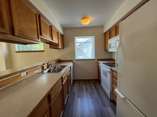 Foto del edificio - 3 Bed, 2 Bath Condo with Garage