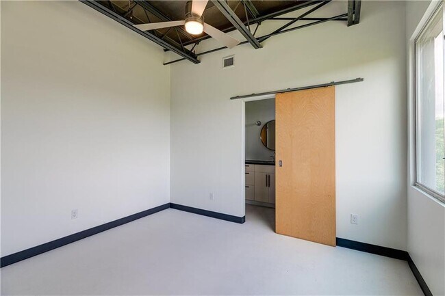 Foto del edificio - 4801 S Congress Ave