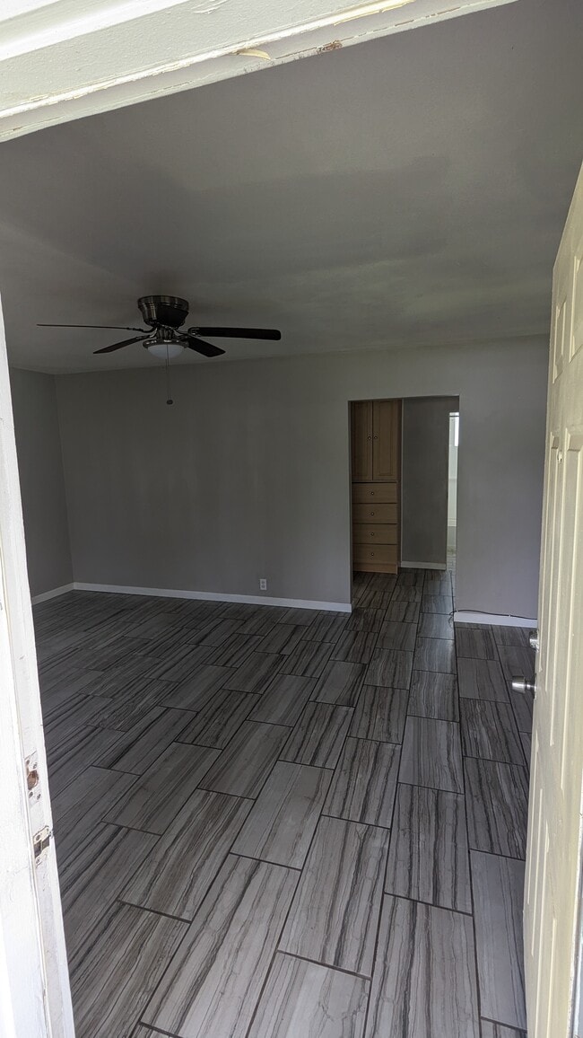 Building Photo - 1007 Della Ave