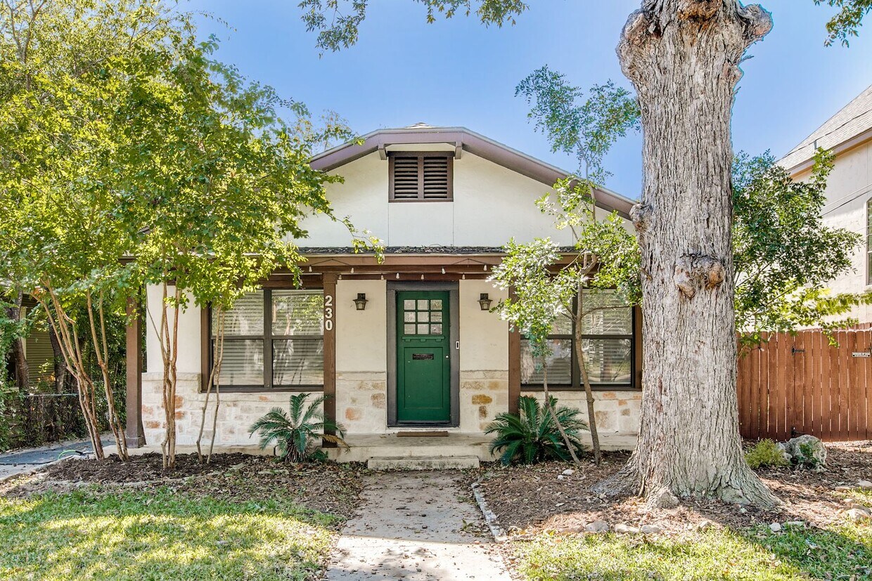 Primary Photo - RENOVATED 3-BEDROOM HOME IN ALAMO HEIGHTS ...