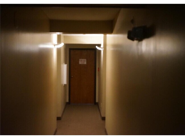 Foto del edificio - 300 Shelard Pkwy