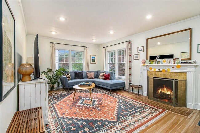 Building Photo - 942 Eulalia Rd NE