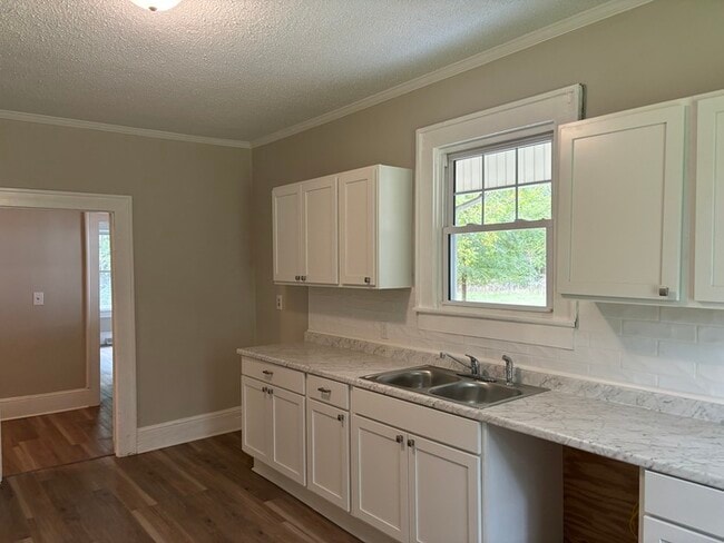 Building Photo - 3 bedroom 2 bathroom renovated house