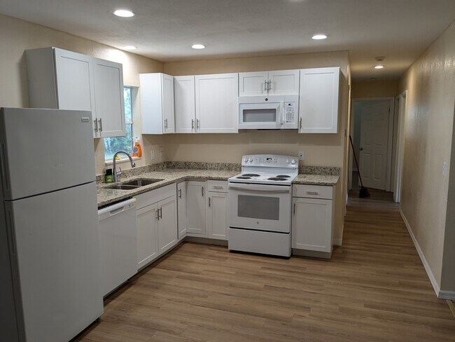 Cocina con encimeras de granito. - 4513 Howard St