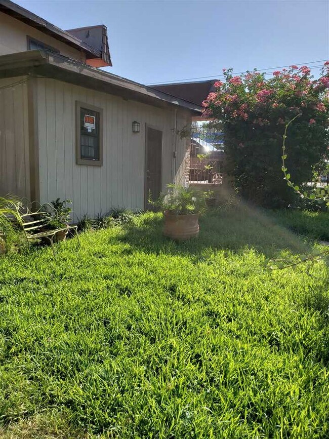 1518 E Frost St, Laredo, TX 78040 Room for Rent in Laredo, TX