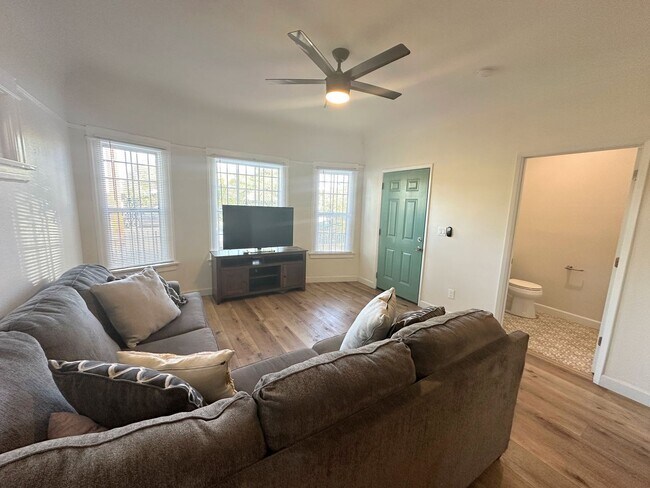 Foto del edificio - Gorgeous 2bd/2ba unit semi-furnished near ...