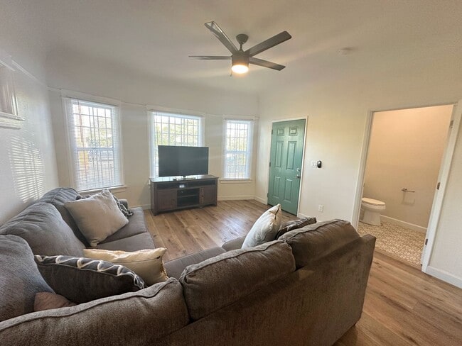 Building Photo - Gorgeous 2bd/2ba unit semi-furnished near ...