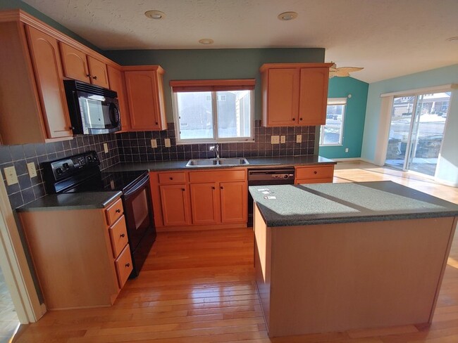 Building Photo - Comfortable 4 Bedroom Home