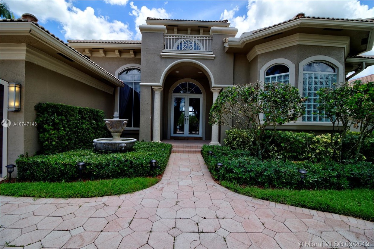 Primary Photo - 11075 Blue Palm St