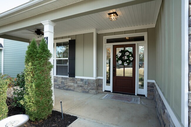 Building Photo - 657 Tree Top Trl