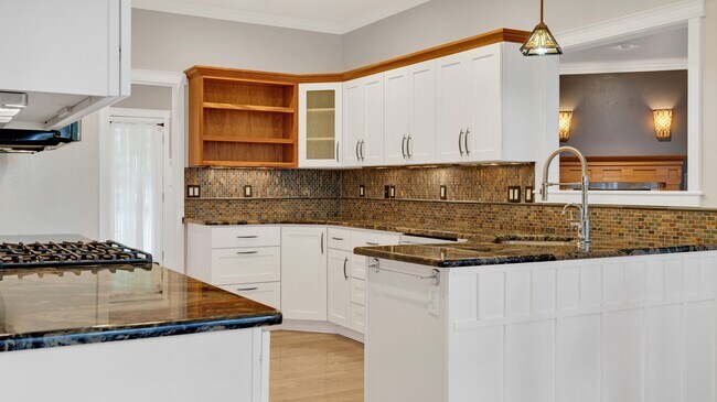 Foto del edificio - 5736 17th Ln NE