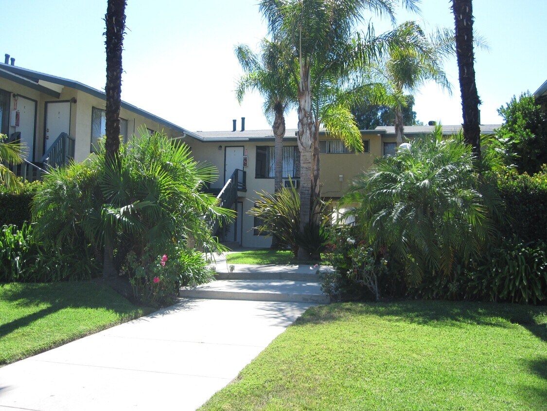 Primary Photo - 6135-6145 Woodman Ave