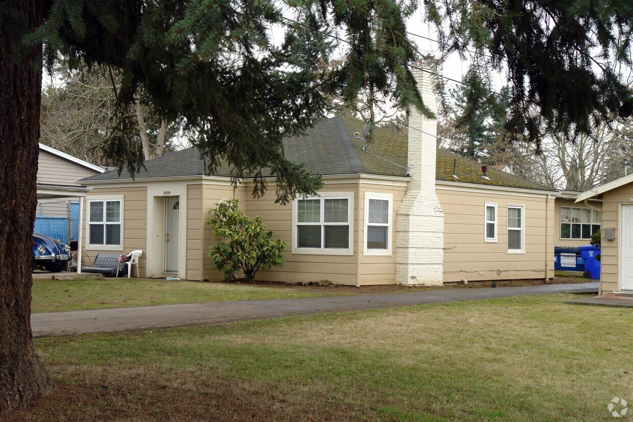 Building Photo - 4729-4731 NE 62nd Ave