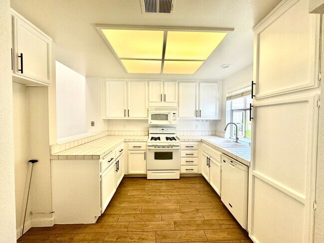 Foto del edificio - Beautiful 3 Bedroom Townhome near Mission ...
