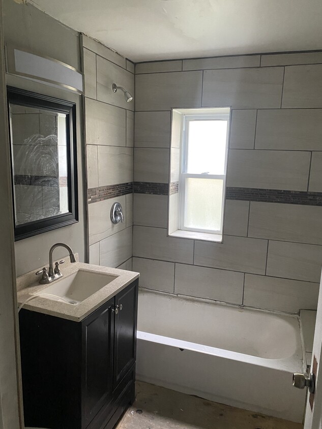 Bathroom - 4243 S Artesian Ave