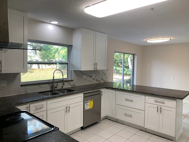 Foto del edificio - 305 W Sweetwater Creek Dr