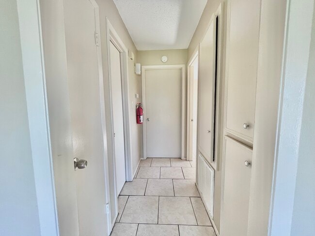 Building Photo - 3021 Sycamore Ave