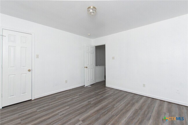 Foto del edificio - 4207 Primrose Dr