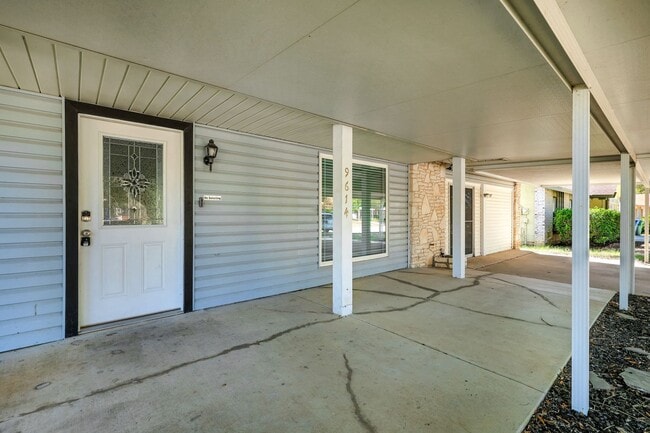 Building Photo - Modern Home with No Carpet and Spacious Yard